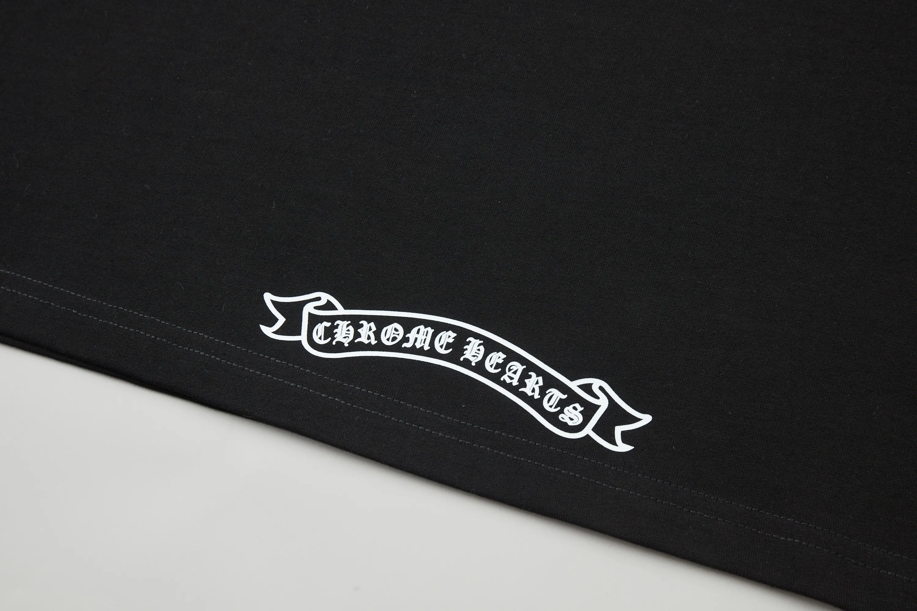 🅿️230 ✨CH✨🆕25SS Spring and Summer New Style Crow Heart✝Rack Logo Embroidered Short Sleeves Light luxury essential item for daily commuting for men and women Correct version Welcome to compare Detailed features · 260g 100% pure cotton double yarn jersey fabric · Custom dyed in the same cylinder, special thickened 32 count double-ply 1X1 thread · Double needle stitching and cross-stitching technology · Original main mark, washed tag, brand moisture-proof paper packaging Color: white/black/grey Size: S/M/L/XL